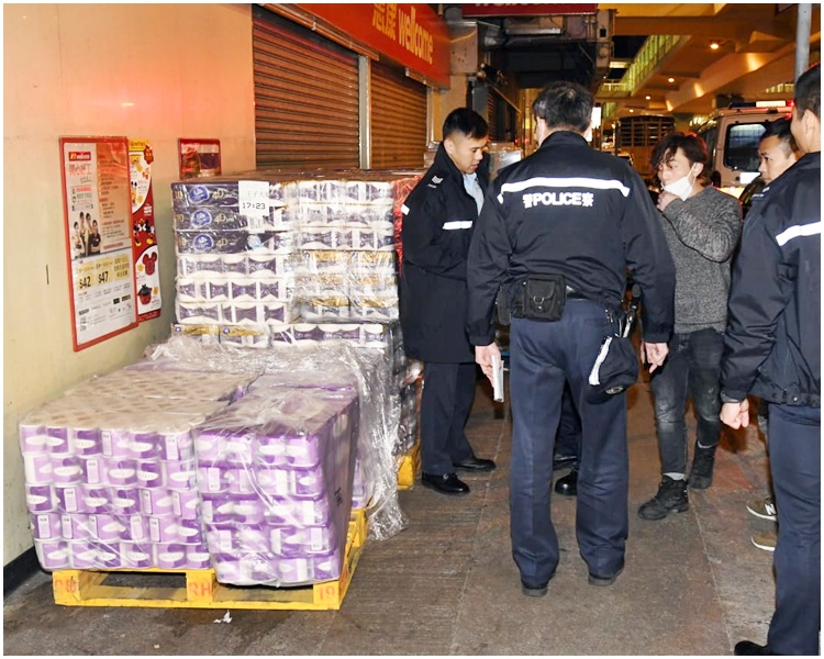 香港今（17）發生一起衛生紙搶劫案。   圖：翻攝自香港《星島日報》