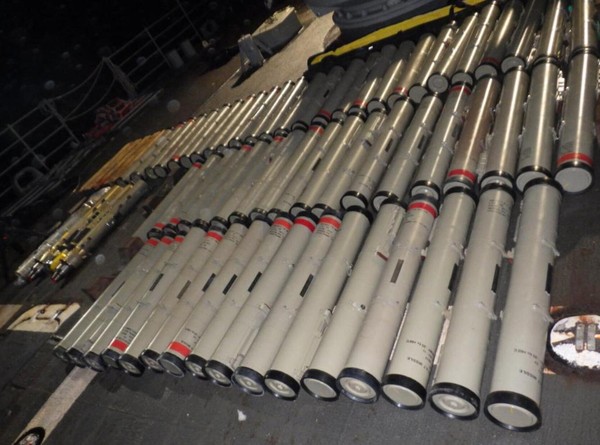 美國海軍在中東海域截獲了上百枚於伊朗製造、正送往葉門的導彈。   圖：翻攝自美軍官網