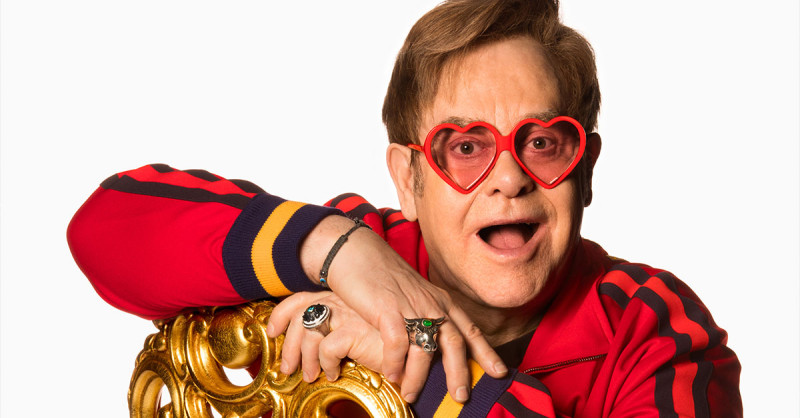 英國傳奇歌手艾爾頓強（Elton John）昨晚在紐西蘭奧克蘭開唱，卻因感染非典型肺炎而失聲，不得不中斷表演，他流著眼淚向台下粉絲道歉。   圖 : 翻攝自Elton John.com