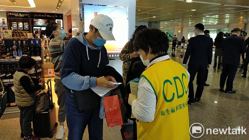 台南衛生局提醒，假如返國出現症狀，應誠實告知醫生與檢疫人員「TOCC」。   圖：林昀真／攝（資料照片）