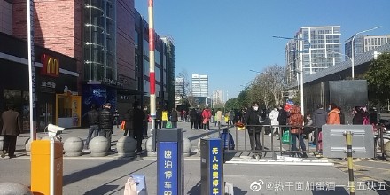 中國網民po出在武漢排隊採買的人龍，表示湖北省24小時封城破功。   圖：翻攝自「熱乾麵加蛋酒一共五塊五」微博
