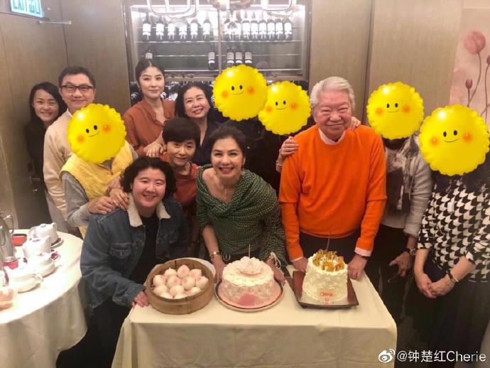 鐘楚紅於微博曬出60歲生日慶生照片，知名製片蔡瀾（右3）也現身。   圖：取自鍾楚紅 Cherie 微博