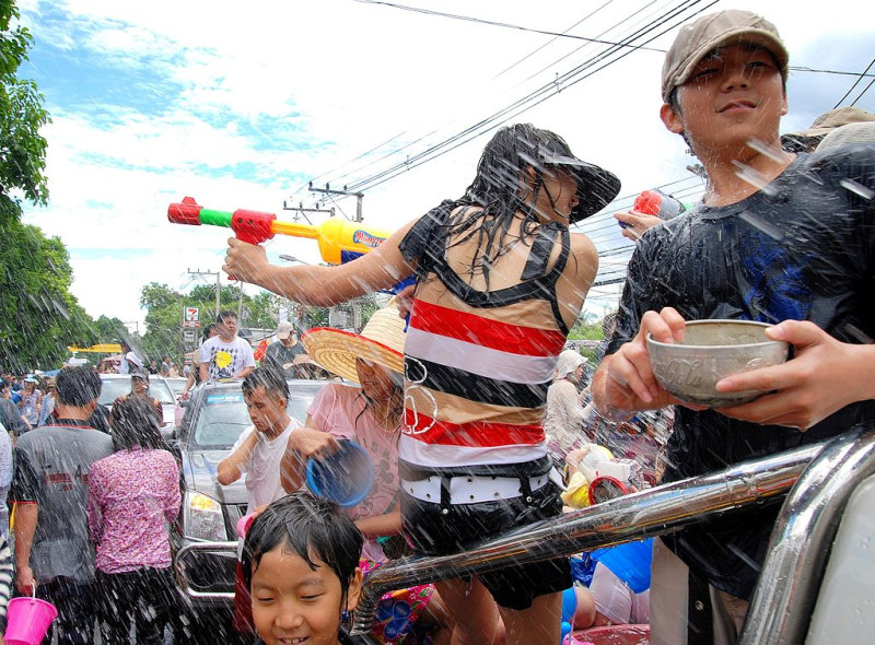 泰觀局提議4月份的潑水節節慶要推「中國免簽」，藉以吸引遊客回流，拯救泰國觀光。   圖：翻攝維基百科/Takeaway作品