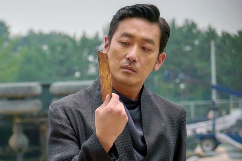 南韓知名男星河正宇靠電影《與神同行》系列紅遍全亞洲，近日卻遭爆染毒。   圖：《與神同行》劇照