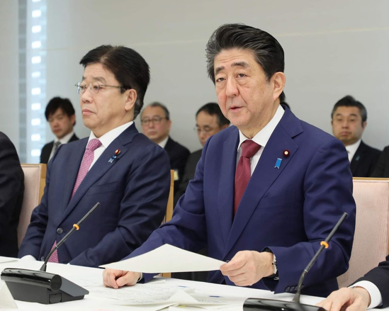 日本首相安倍晉三（右）也傳出受到武漢肺炎威脅，因為採訪他的1名女記者搭過確診司機的包車，目前在家隔離中。   圖：翻攝自首相官邸臉書