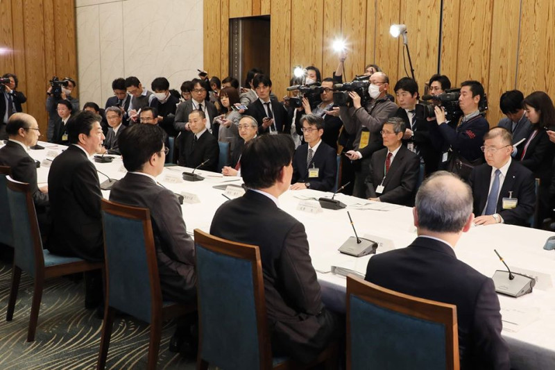 日本政府16日召開記者會時，儘管國內已經出現不少武漢肺炎確診病例，但戴口罩者仍是少數。   圖：翻攝自首相官邸臉書