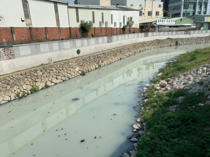 有民眾發現，河堤公園愛河段區水色竟意外呈現「奶綠」一般的乳綠色，汙染嚴重。(示意圖)   圖：翻攝自康裕成臉書