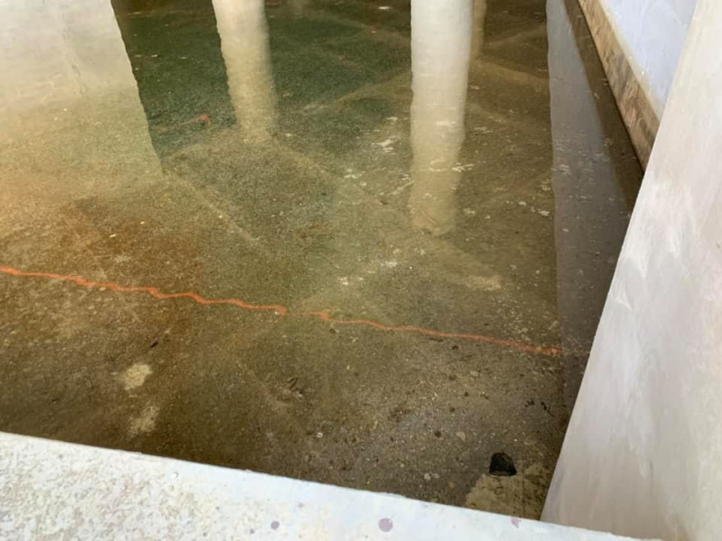 康裕成指出，滯洪池設在停車場的地下室竟然積水盈尺。最近沒有下雨，今天更是大晴天，竟然積水！   圖：翻攝自康裕成臉書