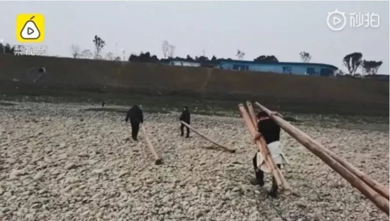 一名38歲男子自製竹筏，想藉此避開村口檢查站，準備「橫渡長江」。   圖：翻攝自梨視頻