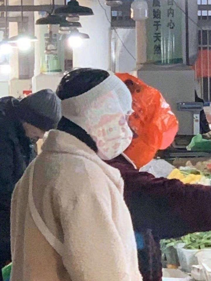 婦人上街買菜，用尿布當作面罩遮住口鼻。   圖：翻攝自微博