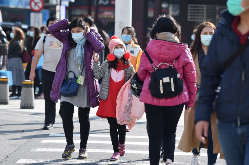 武漢肺炎疫情影響，行人皆戴起口罩防範。圖為示意圖，與本內文無關。   圖／NOWnews資料照片