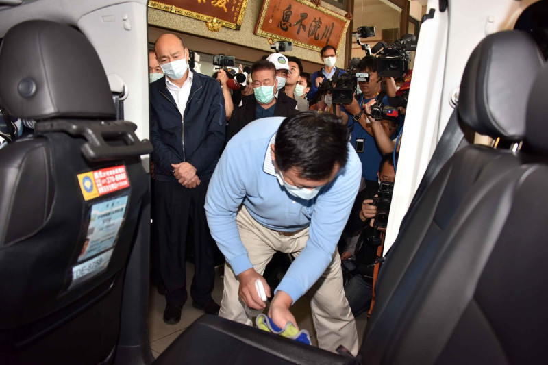 韓國瑜(左)視察計程車運將防疫情形。   圖：高雄市政府/提供