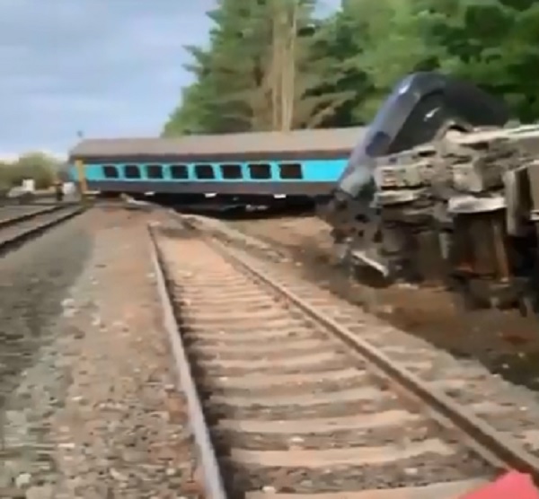 澳大利亞發生火車出軌翻覆事故，造成2人死亡，多人受傷。   圖：翻攝YouTube
