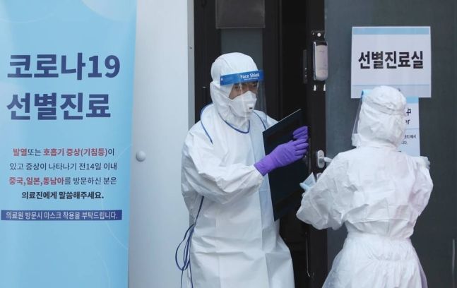 韓國中央應急處置本部副本部長金剛立上午在記者會中表示，政府決定繼續將俗稱武漢肺炎的2019年冠狀病毒疾病（COVID-19）的預警級別，維持在第二高的「警戒」級別。   圖：翻攝人民日報臉書