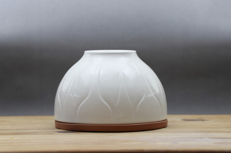 紀念款梅甕《鶯歌Bowl》，以「煙囪環繞尖山堆」做為設計意象，要讓大家回想鶯歌陶瓷故事的最初樣貌。   圖：鶯歌陶瓷博物館提供