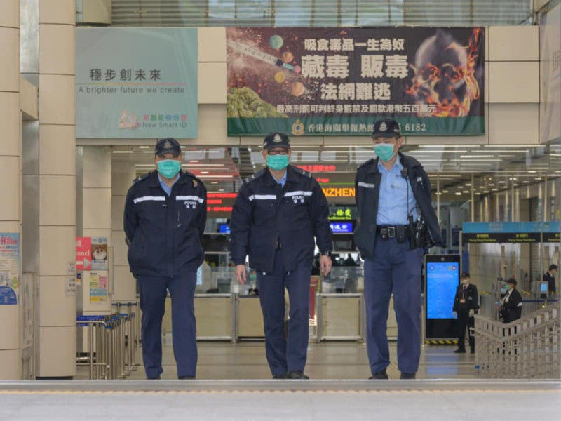 香港政府為因應疫情發布新規例，29日起禁止四人以上的群組聚集，違例者最高可罰港幣2.5萬元（約新台幣9.8萬元）以及監禁半年。(示意圖)   圖：翻攝自香港警察臉書(資料照片)
