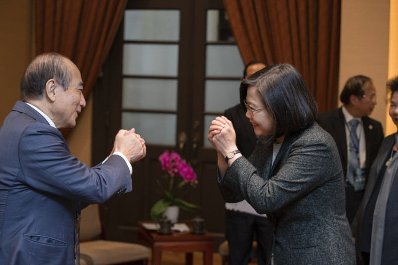 總統蔡英文21日與前立法院長王金平以拱手代替握手致意。   圖：總統府提供