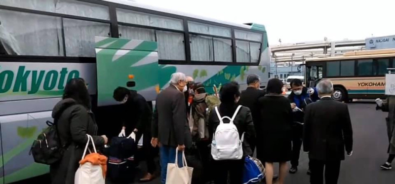 駐日代表謝長廷21日透露，晚上可以坐包機回台的乘客共有19位。   圖：翻攝自謝長廷臉書
