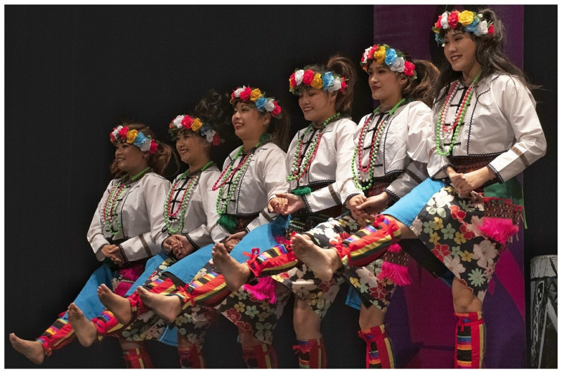 台灣燈會閉幕晚會「新世紀文化藝術團」以原民樂舞展現台灣原住民族群對於生命的熱情活力。   圖:交通部觀光局/提供