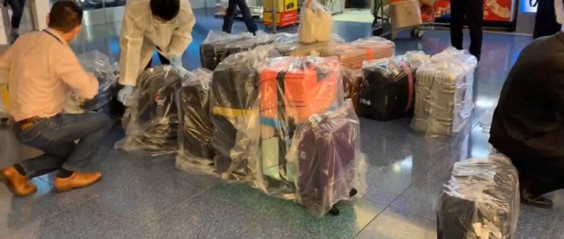 行李也不能掉以輕心，特別用塑膠袋包起來。   圖：翻攝自謝長廷臉書