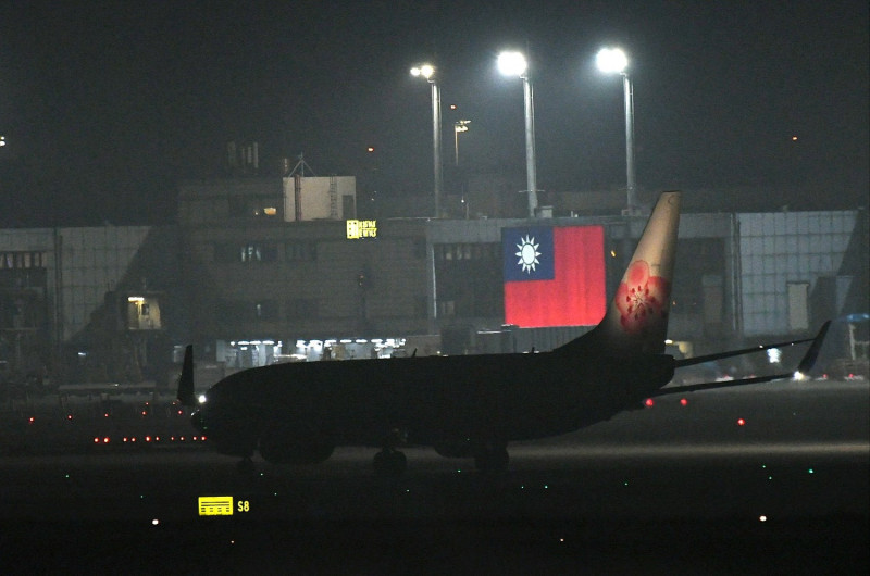鑽石公主號包機21日晚間9時48分降落桃園國際機場。   圖：林昀真/攝