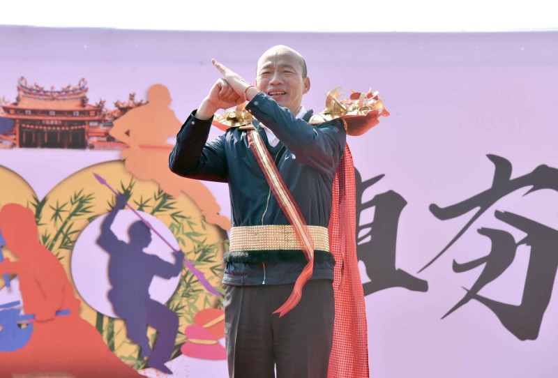 韓國瑜身披火鶴金甲出席內門宋江陣開幕式。   圖 : 高雄市政府/提供