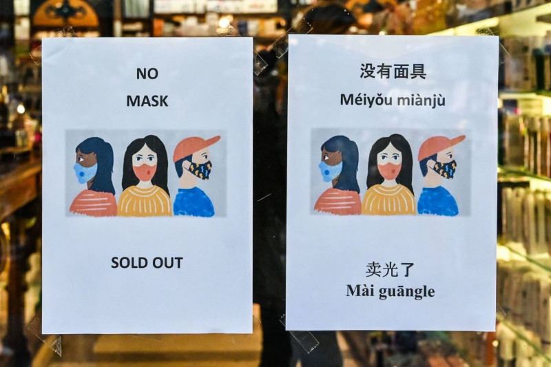 有中國網友po出義大利米蘭地區口罩賣完的公告，還有簡體字版說明。   圖：翻攝自閑時米蘭/GOOGLE圖片