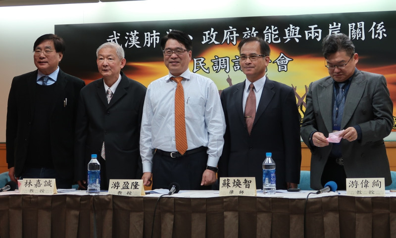 台灣民意基金會24日發佈二月份民調，出席者包括楊憲宏、林嘉誠、基金會董事長游盈隆、與蘇煥智及台大生化研究所教授游偉絢（由左至右）。   圖：林朝億/攝
