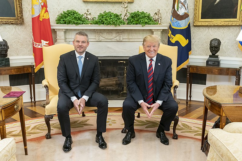 斯洛伐克總理佩萊格里尼（左）在政權存亡之際因急性呼吸道感染和高燒入院   圖：白宮提供　Public Domain
