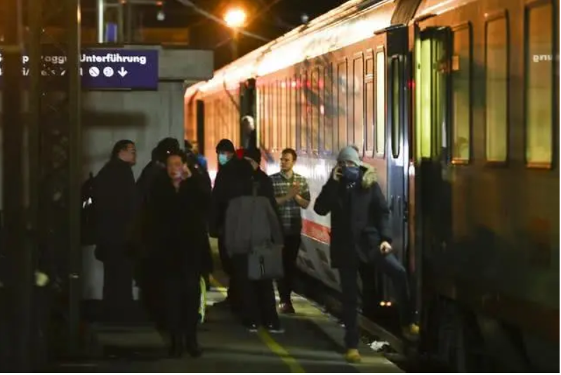 奧地利加強防疫，23日在火車上出現2名發燒的乘客，暫停通車。   圖：翻攝自微信
