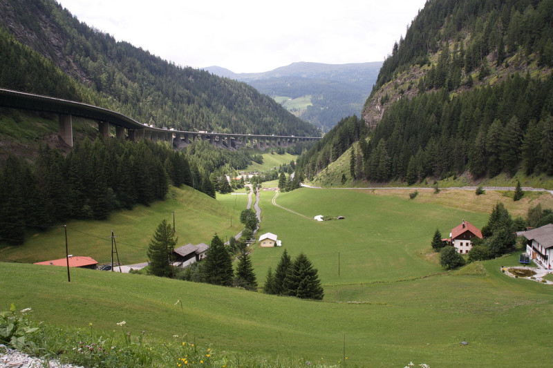 布里納山口是義大利、奧地利和德國之間，非常重要且繁忙的客運列車路線。   圖：翻攝自維基百科