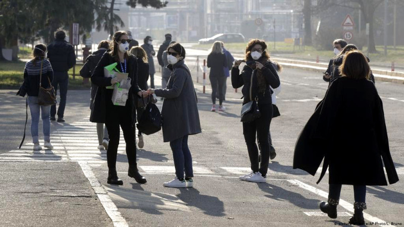 義大利武漢肺炎病例激增已衝破1700例，當地民眾戴口罩防範疫情。   圖：翻攝自推特
