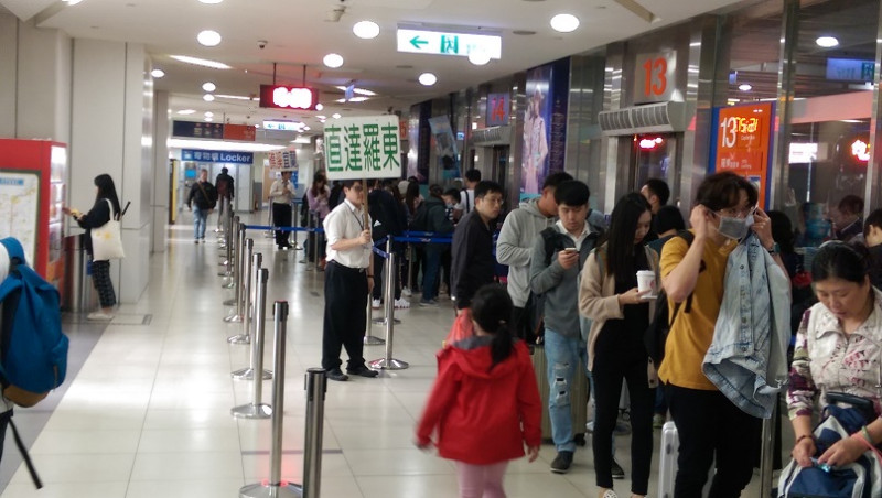 北宜國道客運在台北市政府站的排隊人潮。    