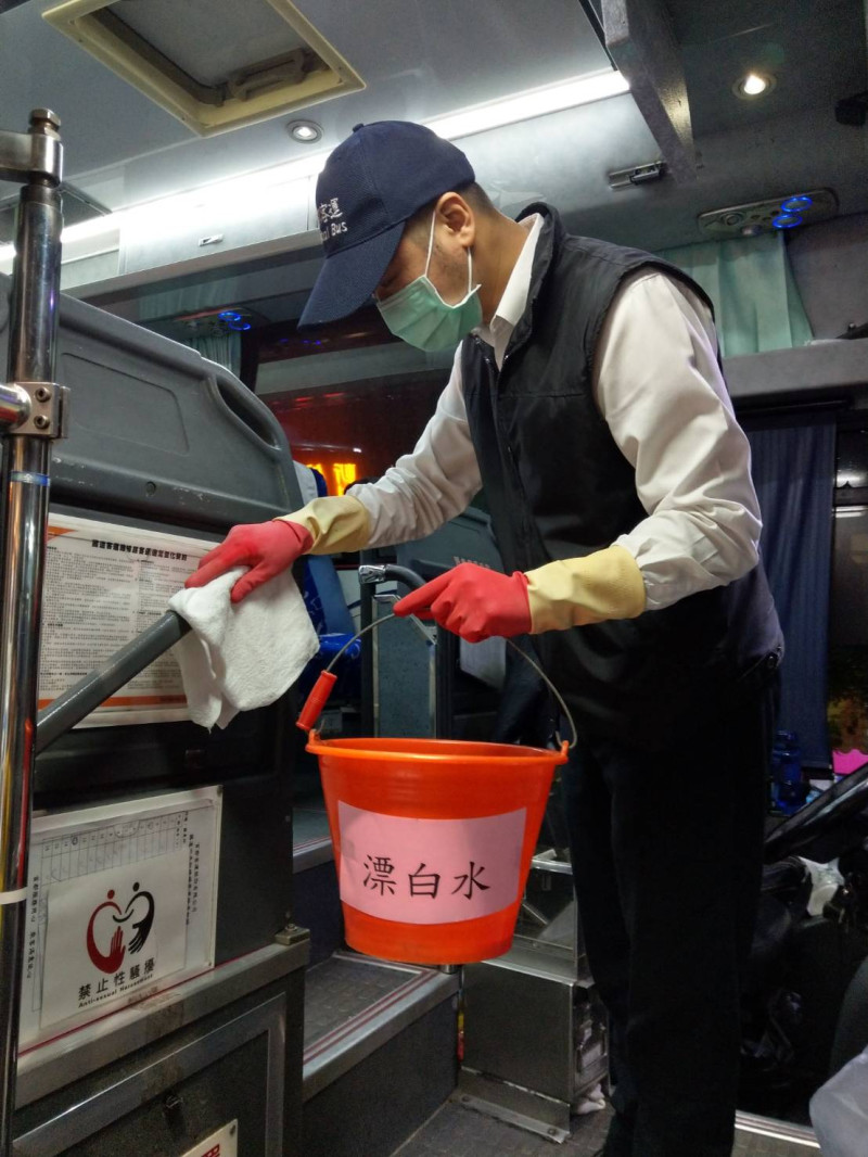 首都及臺北客運「台北－宜蘭」國運客運的各班次，都進行車內消毒防疫工作。   圖：首都及臺北客運提供