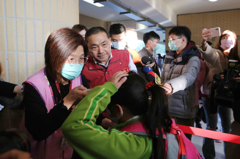 侯友宜早上到海山國小抽查校方對學童量測額溫的防疫工作。    圖：王峻昌／攝
