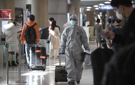 因應武漢肺炎疫情升溫，有旅客穿著防護衣現身機場。   圖：翻攝自微博