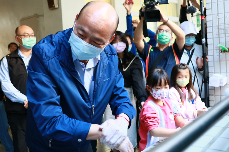 高雄市長韓國瑜帶小朋友一起洗手防疫。   圖：高雄市政府/提供