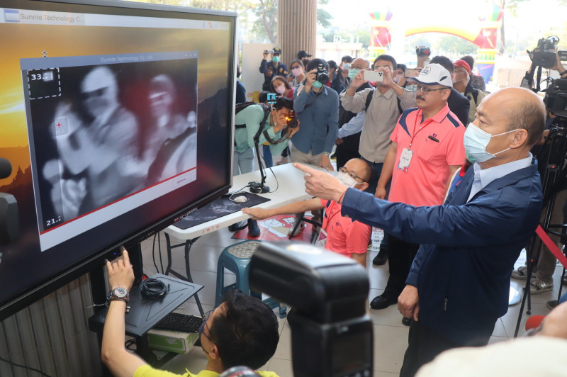 韓國瑜(右)視察紅外線感測儀檢測情形。   圖：高雄市政府/提供