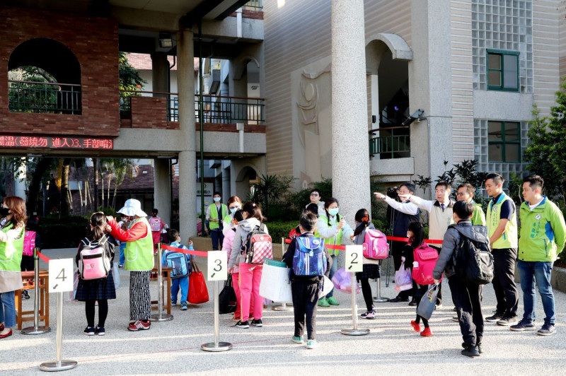 台南市長黃偉哲在開學日前往億載國小瞭解校園防疫措施推動情形。   圖：黃博郎／攝
