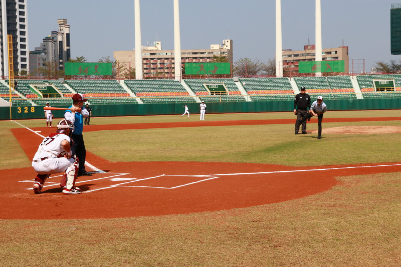 高雄市長韓國瑜(左二)為KIWOOM英雄與中信兄弟交流賽開球。   圖：高雄市政府/提供