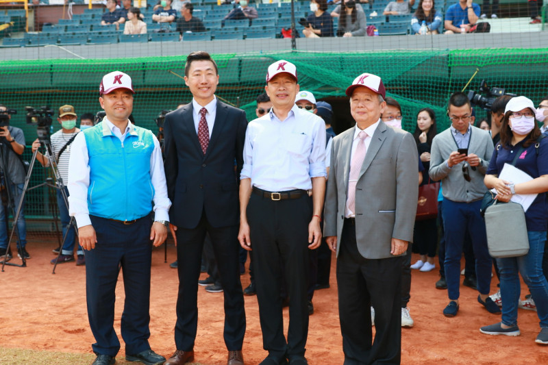 韓國瑜(右二)與英雄隊團長金致現(左二)。   圖：高雄市政府/提供