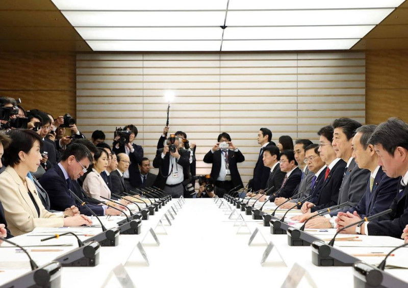 日本首相安倍晉三25日在官邸開會拍板基本防疫方針。   圖：翻攝首相官邸臉書