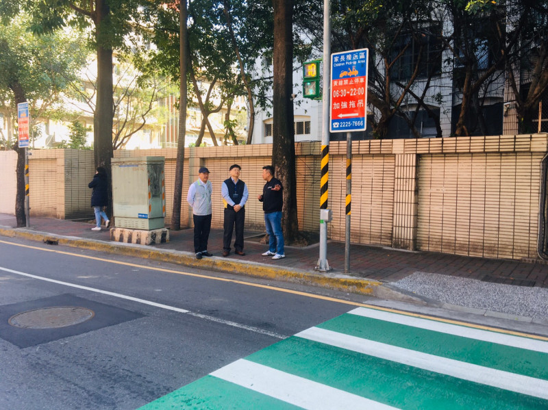 張志豪(右一)與交通局官員，會勘積小正門口的員山路劃設「高反差斑馬線」。   圖：張志豪辦公室/提供