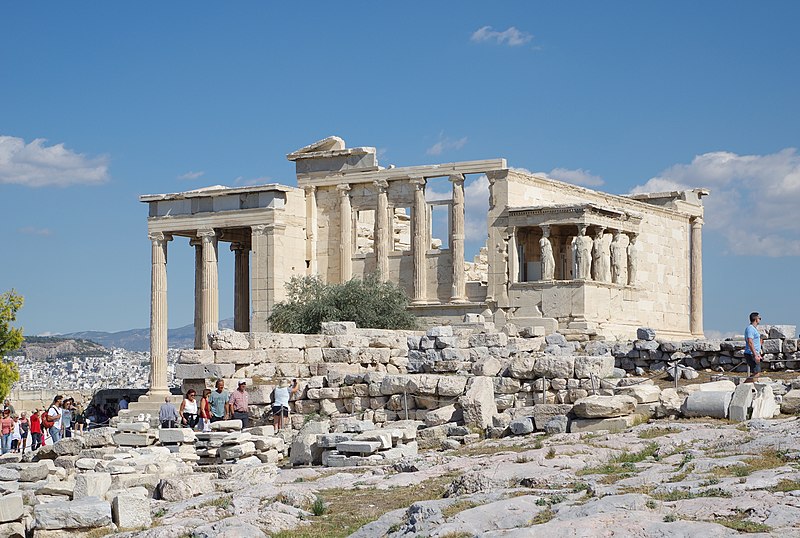 希臘今（26）日出現首起病例，是名曾赴義大利旅行的38歲希臘女子，當局已著手調查曾與她有過接觸人員。圖為希臘雅典衛城。   圖：翻攝維基百科
