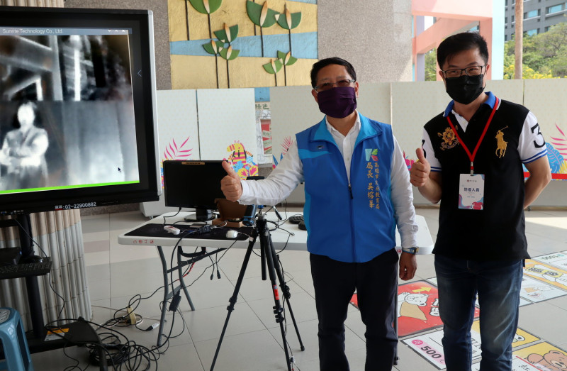 高市教育局長吳榕峯(左)認為紅外線體溫感測器能更精確檢出發燒的學生。   圖：高雄市政府/提供