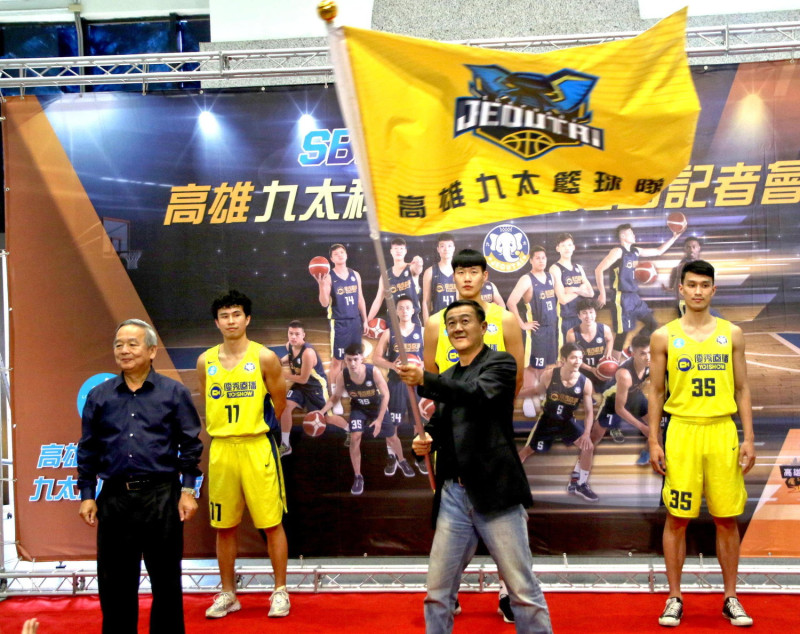 高市運發局長許文宗(左)授旗給九太科技總教練劉嘉發。    圖：高雄市政府/提供