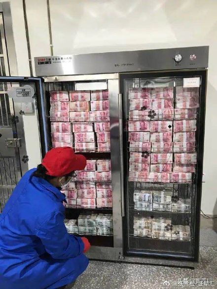 「你家的現金隔離了嗎」？中國網友在微博上po出整捆人民幣現鈔接受紫外線消毒圖片，指北京已經嚴格實施。   圖：翻攝自張雪松-證期匯微博
