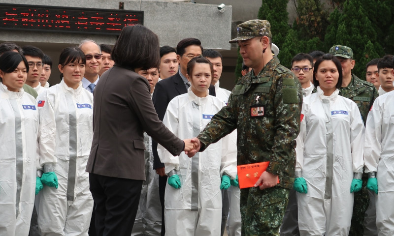 總統蔡英文與33化學兵群指揮官李煜森握手致意   圖：林朝億/攝