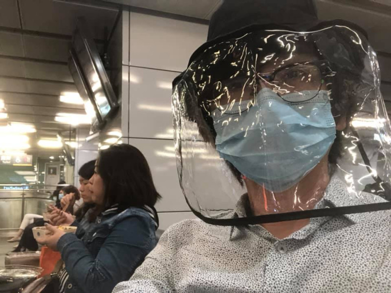 林隆璇「高規格防疫面罩」搭高鐵。   圖：取自林隆璇臉書