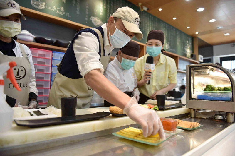 韓國瑜(中)親手做壽司。   圖：高雄市政府/提供